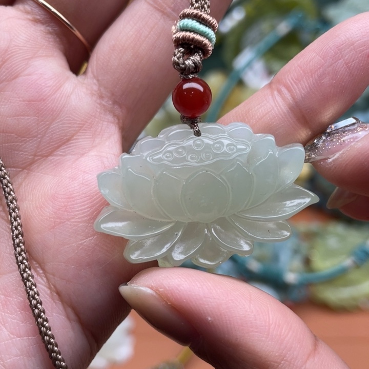 蛇纹石玉吊坠合金