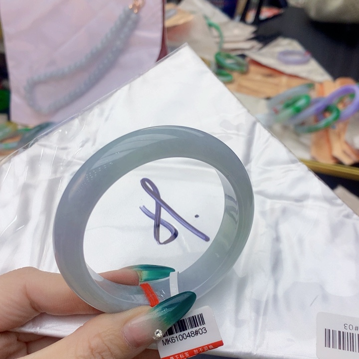 翡翠手镯未镶嵌翡翠手镯