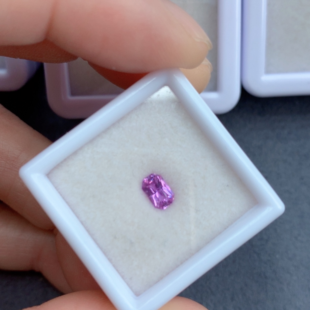 彩色蓝宝石无烧0.55克拉裸石未镶嵌