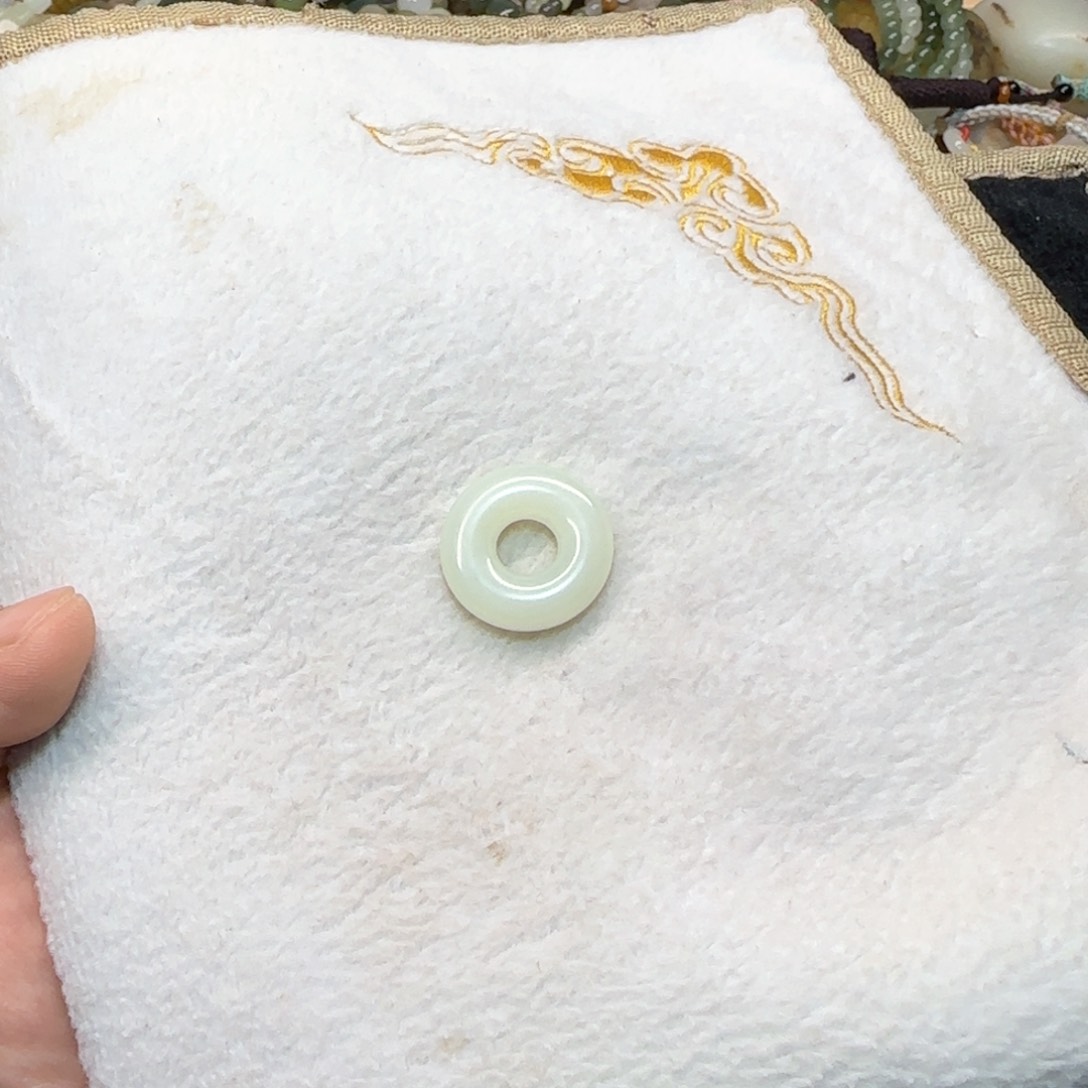 和田玉吊坠(不含链)未镶嵌?