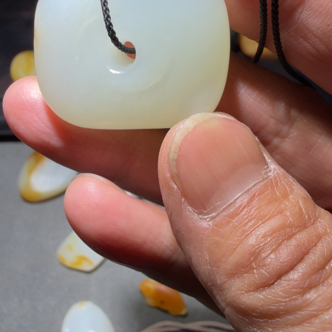 一***）和田玉未镶嵌颈饰