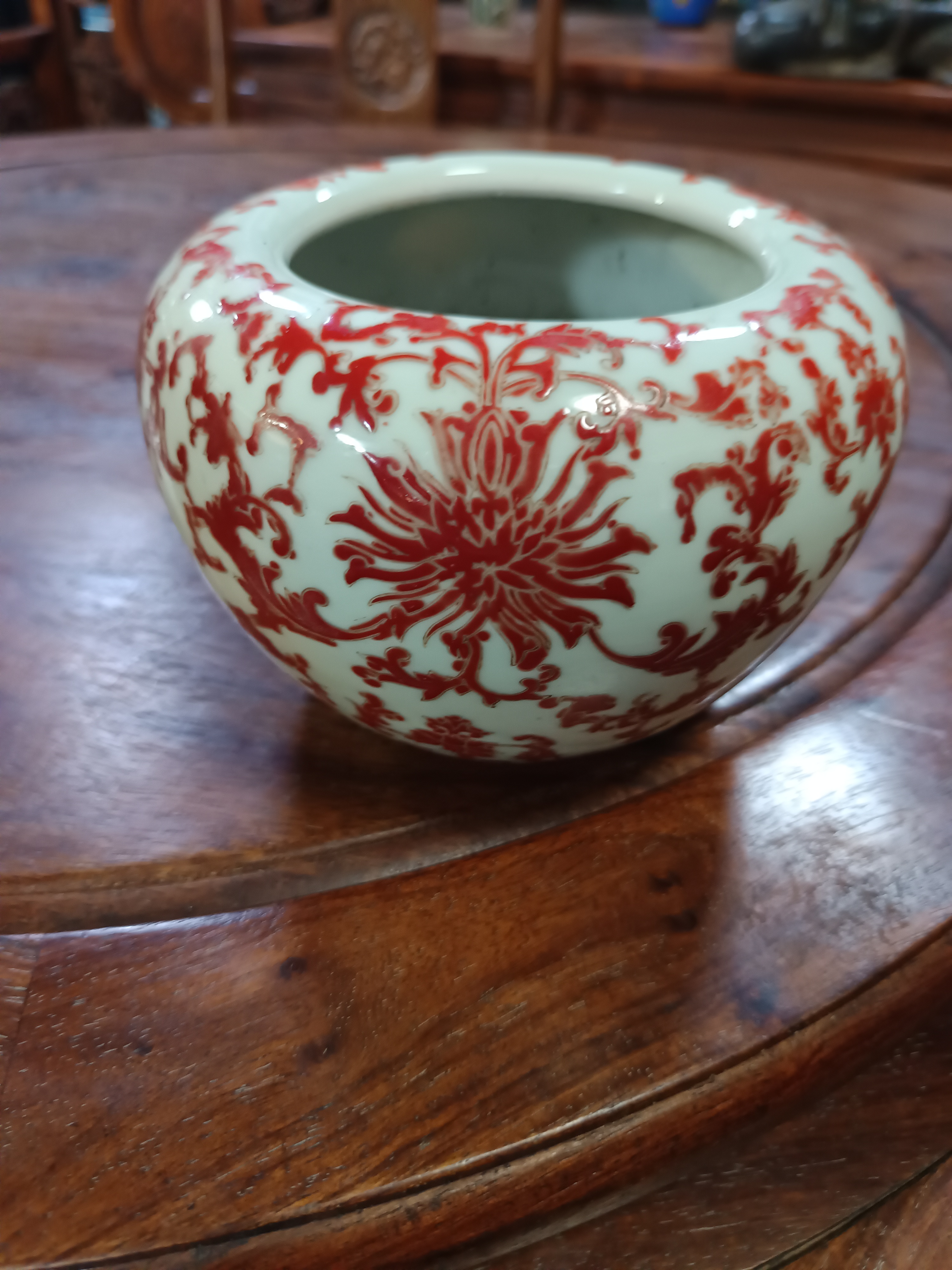 釉里红花卉纹精细点工苹果尊