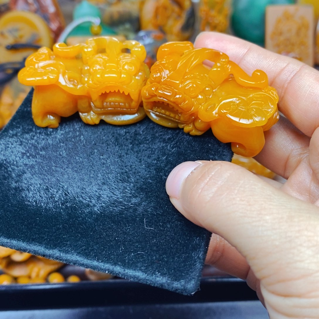 石英质玉（黄龙玉）未镶嵌颈饰