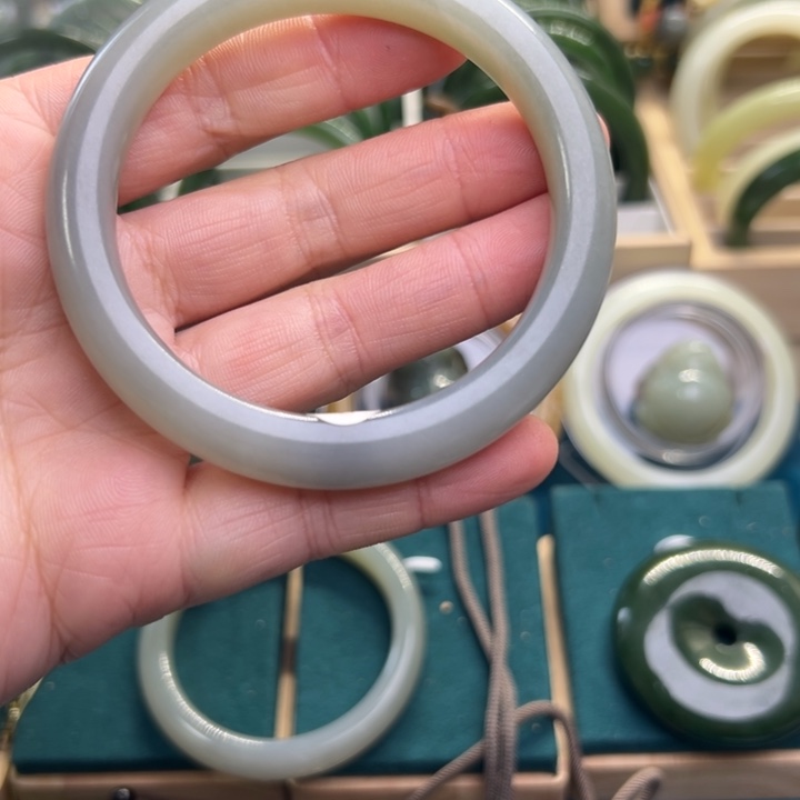 和田玉手镯未镶嵌上*月