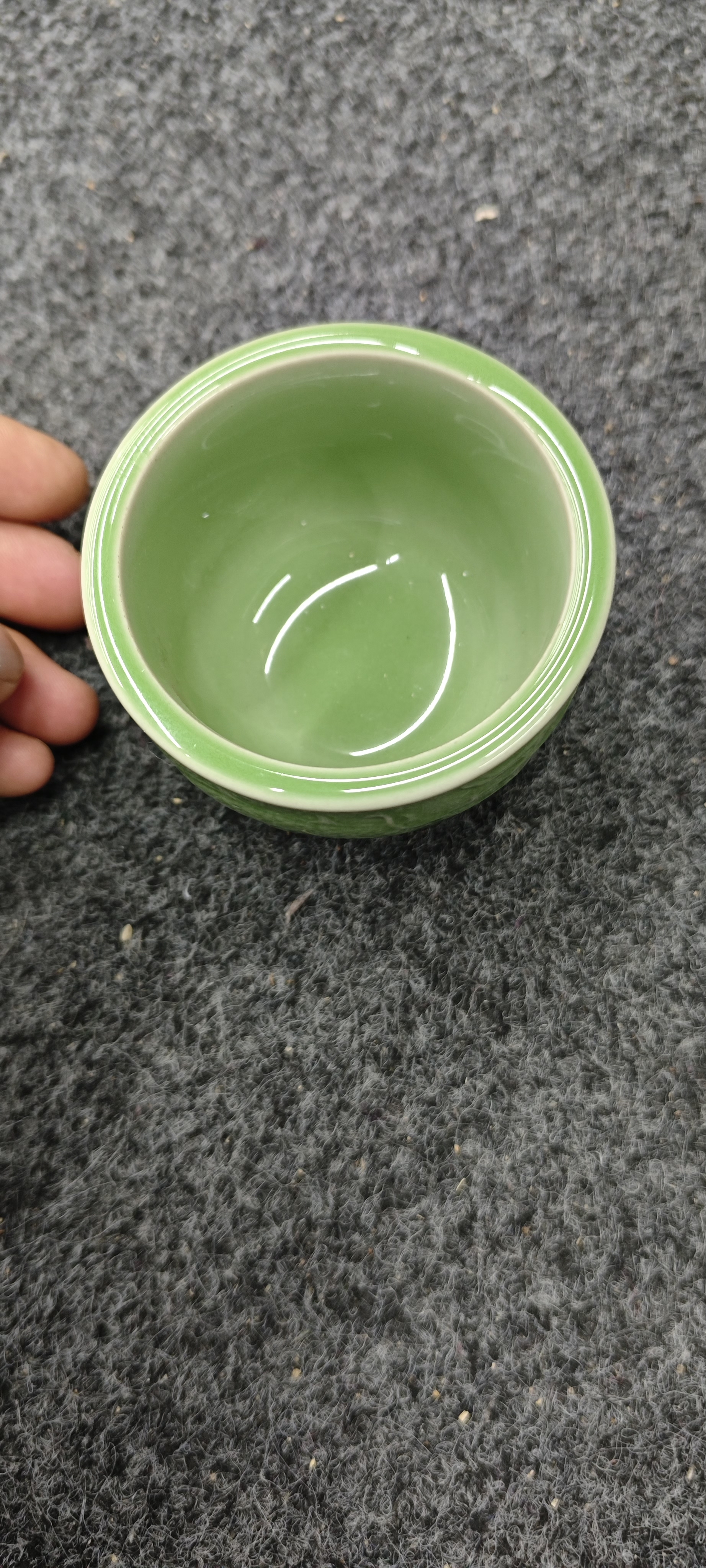 单色釉的手工杯。主人杯