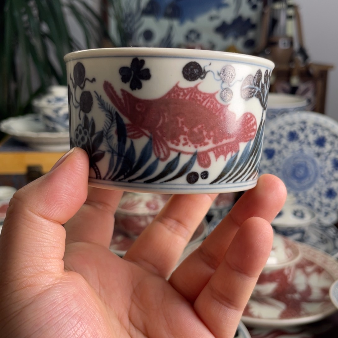 青花釉里红鱼藻纹杯子