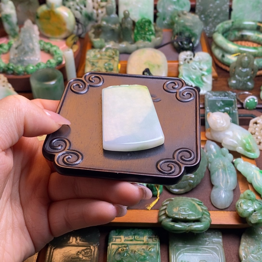 翡翠挂件未镶嵌何***。