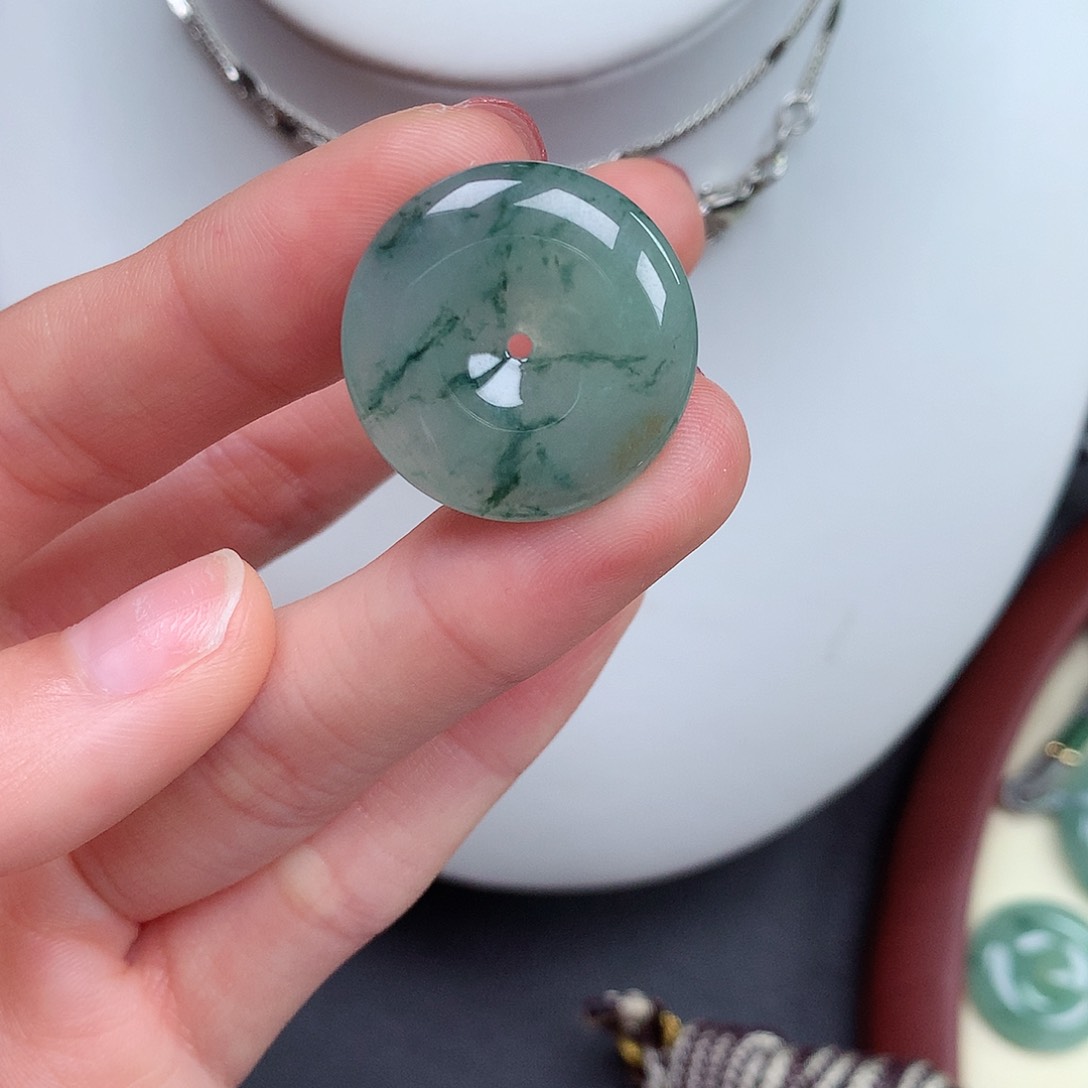 翡翠颈饰未镶嵌平安扣