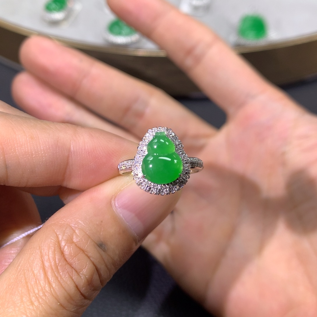 翡翠戒指18K金镶嵌翡翠