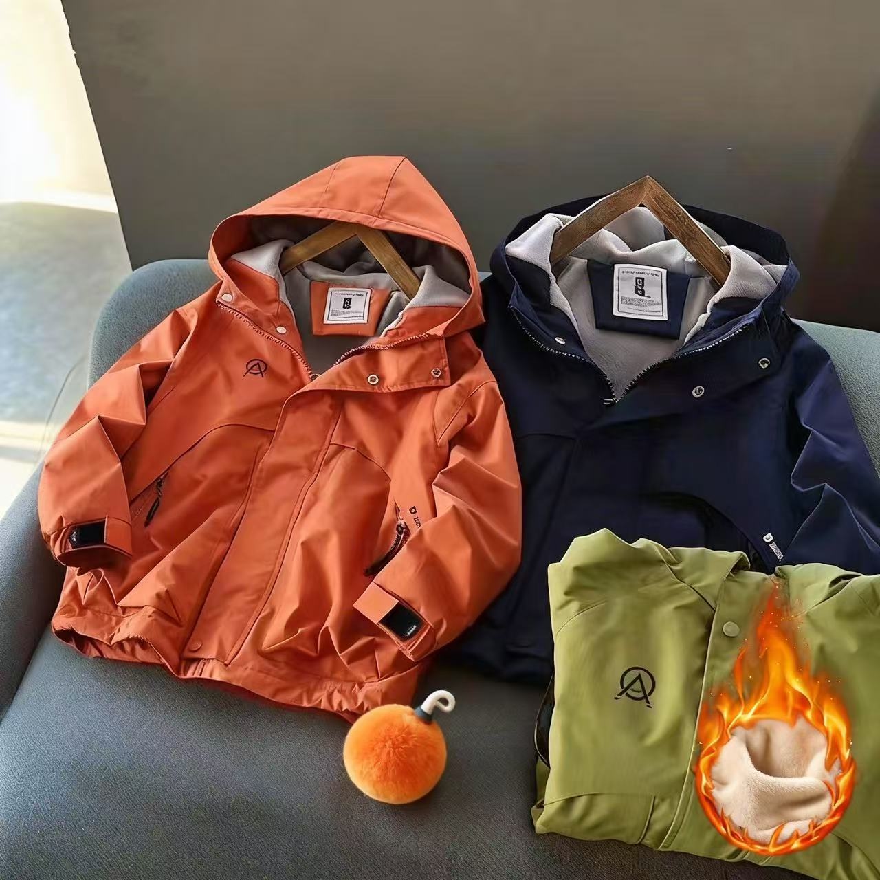 男童加绒加厚外套2025新款男孩棉服洋气中大童连帽冲锋衣儿童风衣