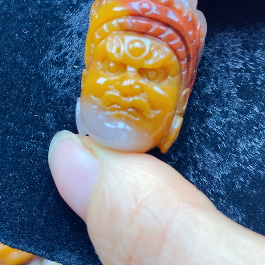 未镶嵌石英质玉（黄龙玉）颈饰