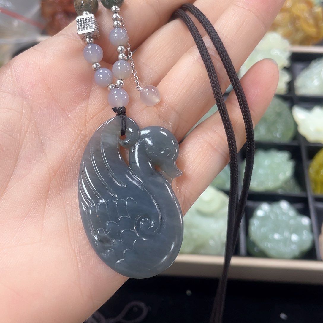 蛇纹石玉颈饰未镶嵌