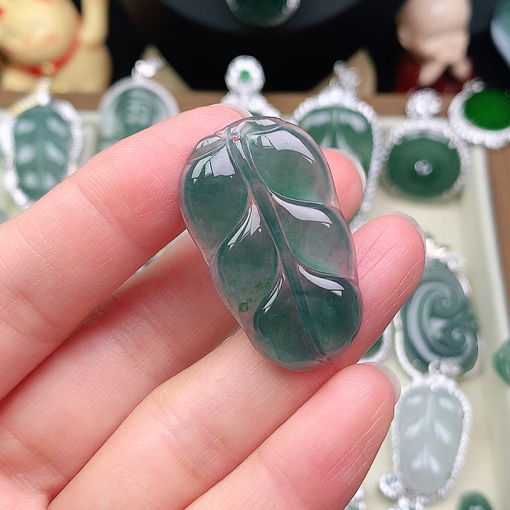 颈饰未镶嵌翡翠要***?吊坠