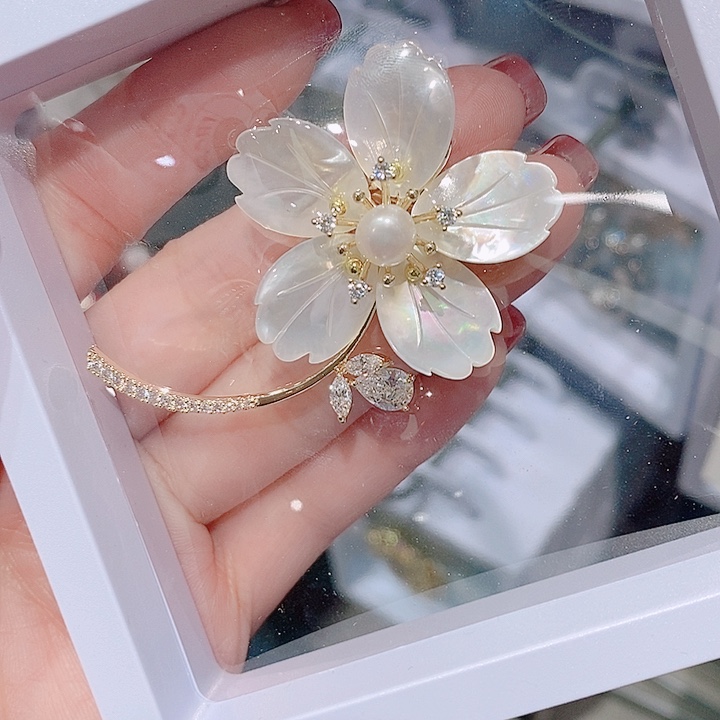 锆石铜合金贝壳花朵胸针