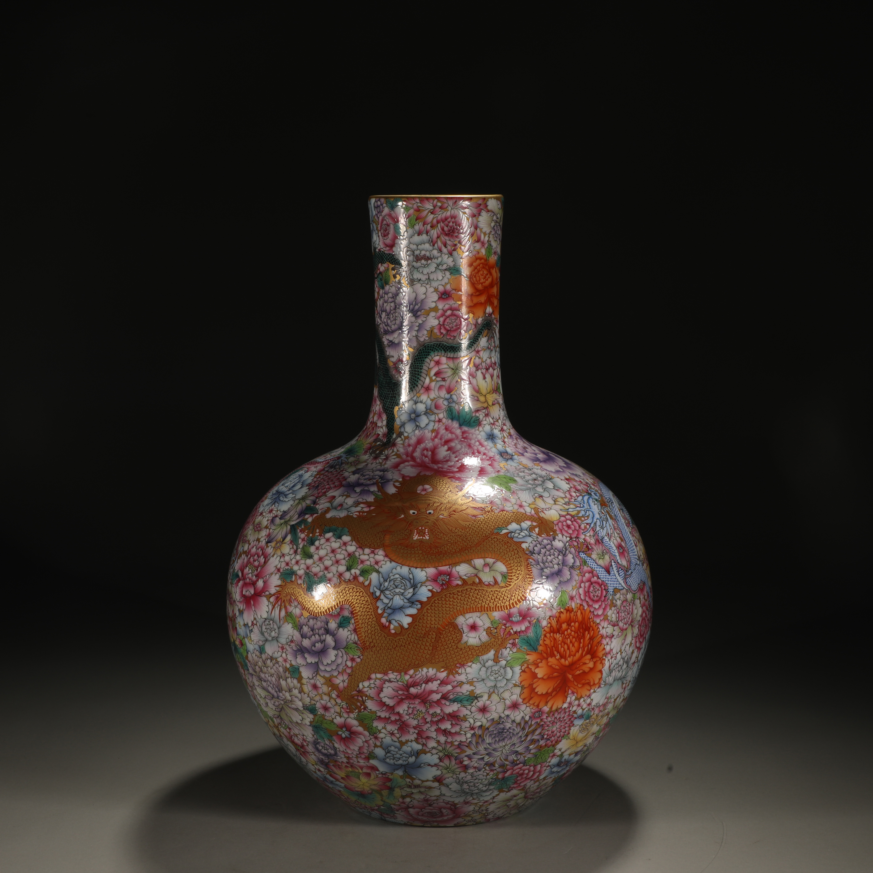 清 粉彩描金龙穿花纹天球瓶