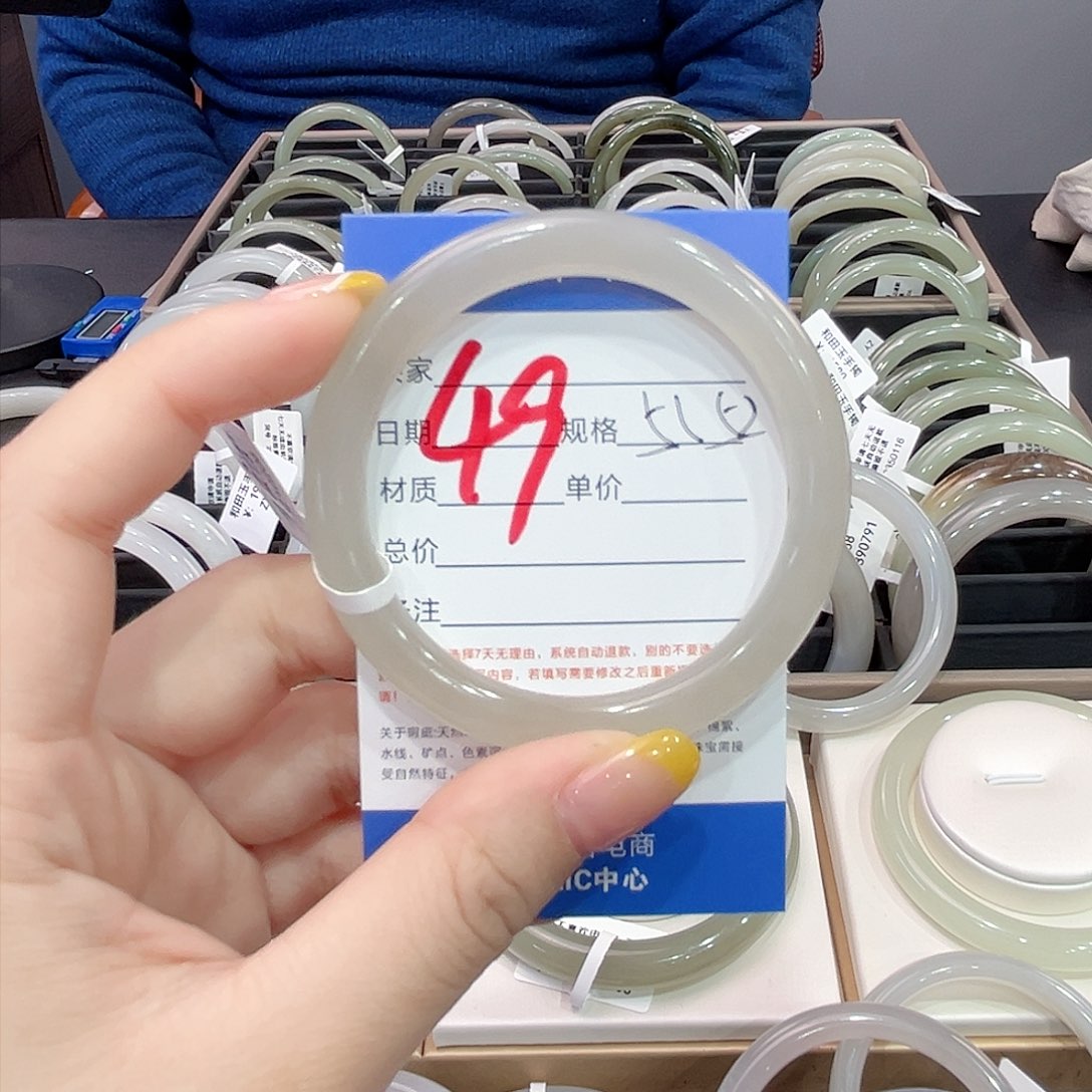 和田玉手镯未镶嵌