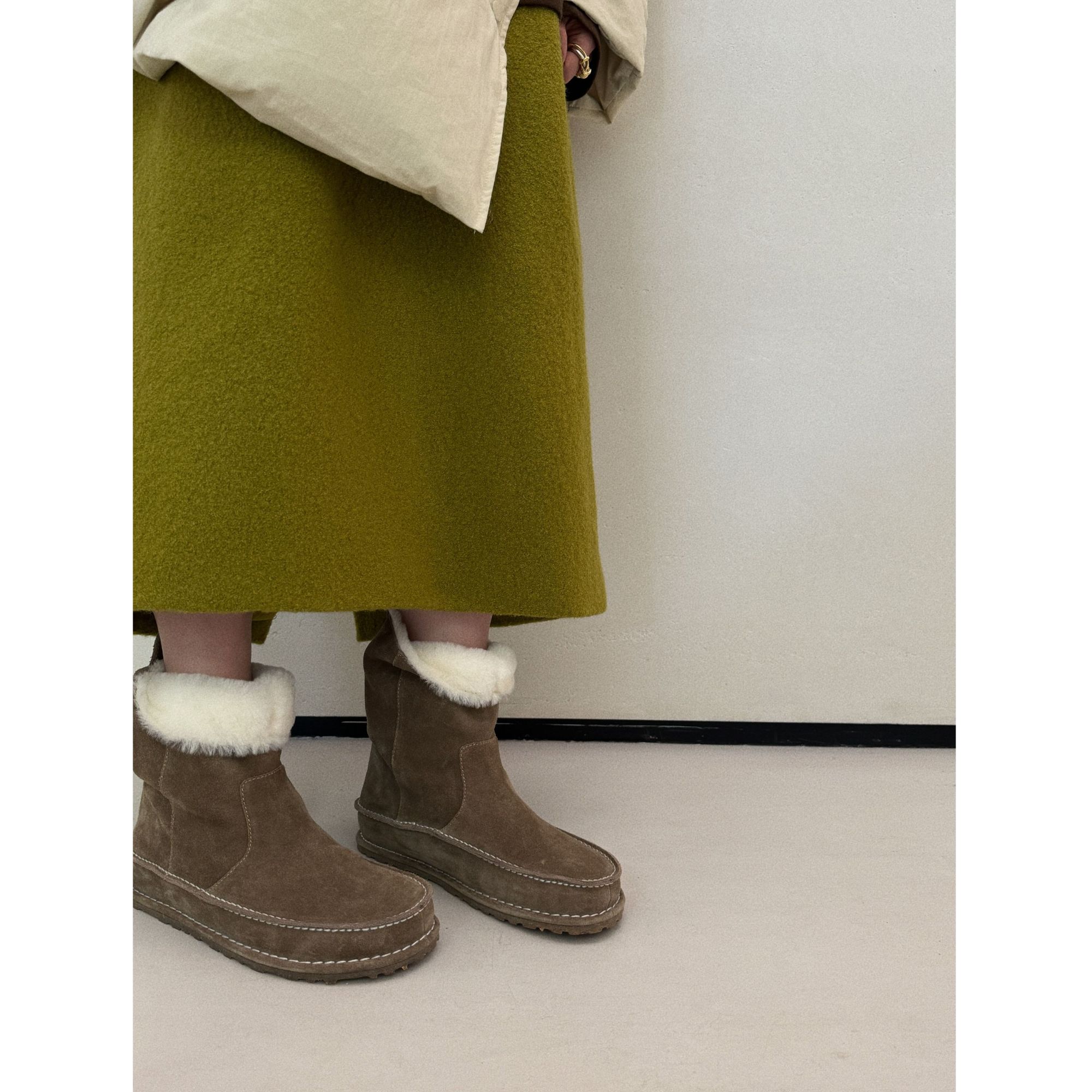 勃肯毛绒套筒麂皮中筒雪地靴 J24X554