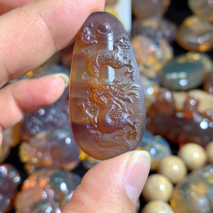 琥珀颈饰未镶嵌龙柱