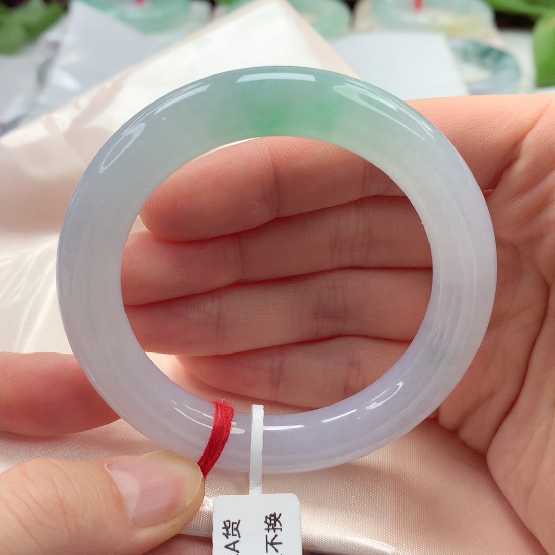 翡翠手镯（圆镯）未镶嵌温婉优雅。小小