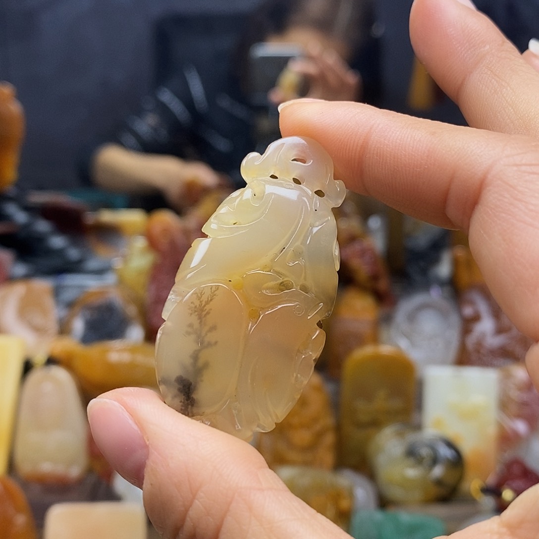 石英质玉（黄龙玉）颈饰未镶嵌