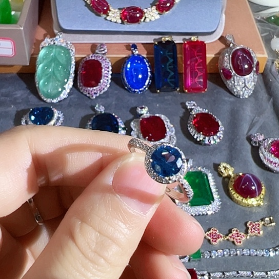 未镶嵌颈饰红宝石