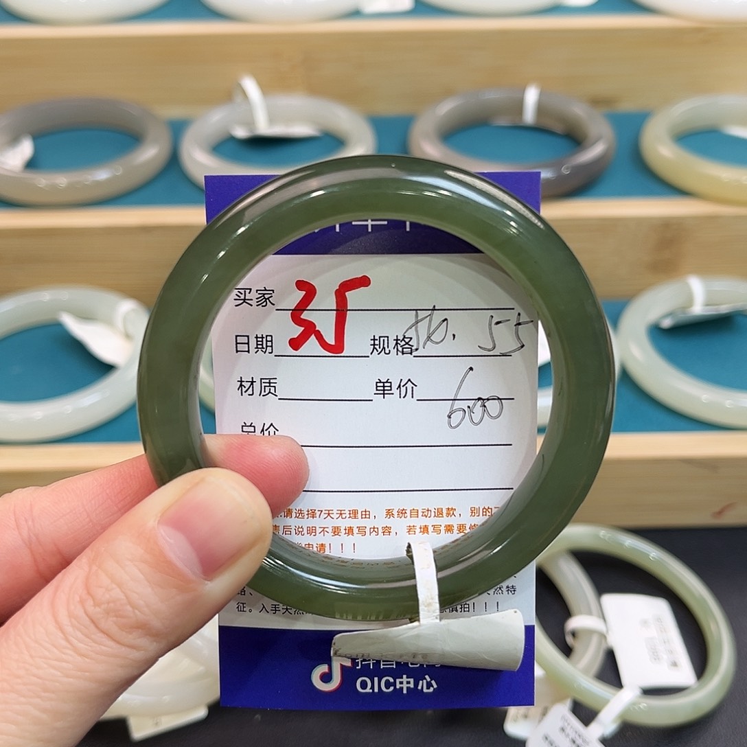 和田玉未镶嵌手镯