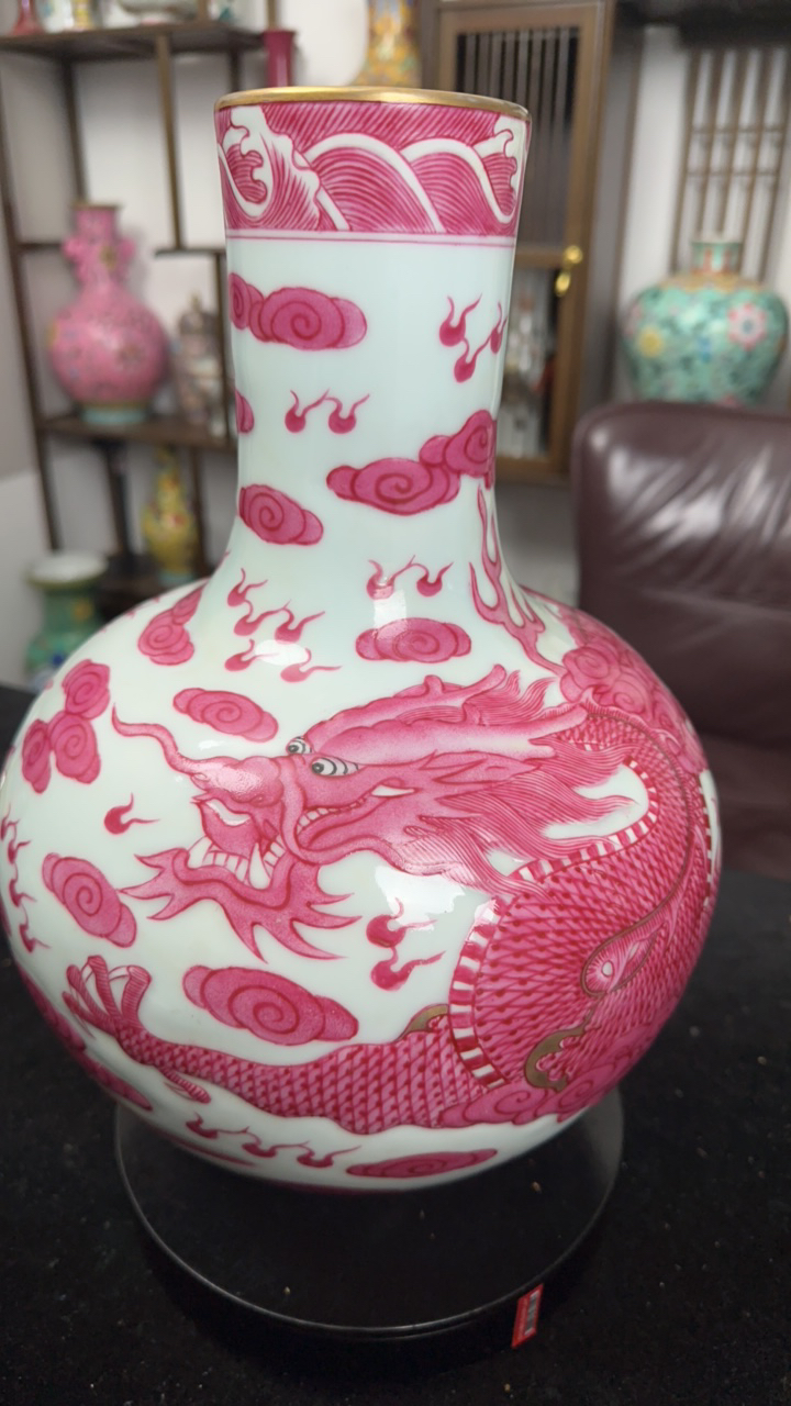 胭脂红描金云龙纹天球瓶