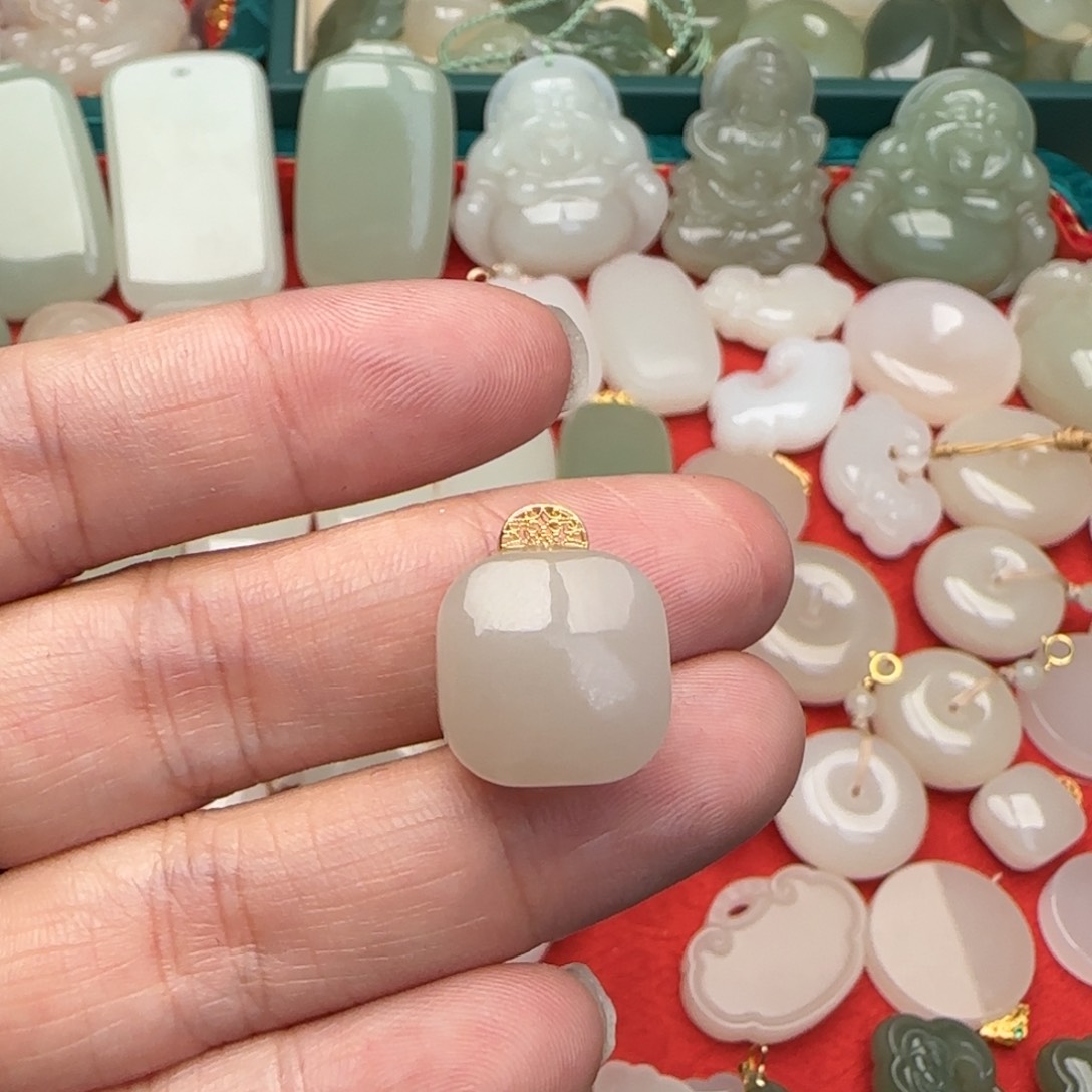 和田玉未镶嵌颈饰娜***。