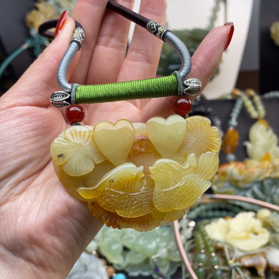 蛇纹石玉颈饰未镶嵌