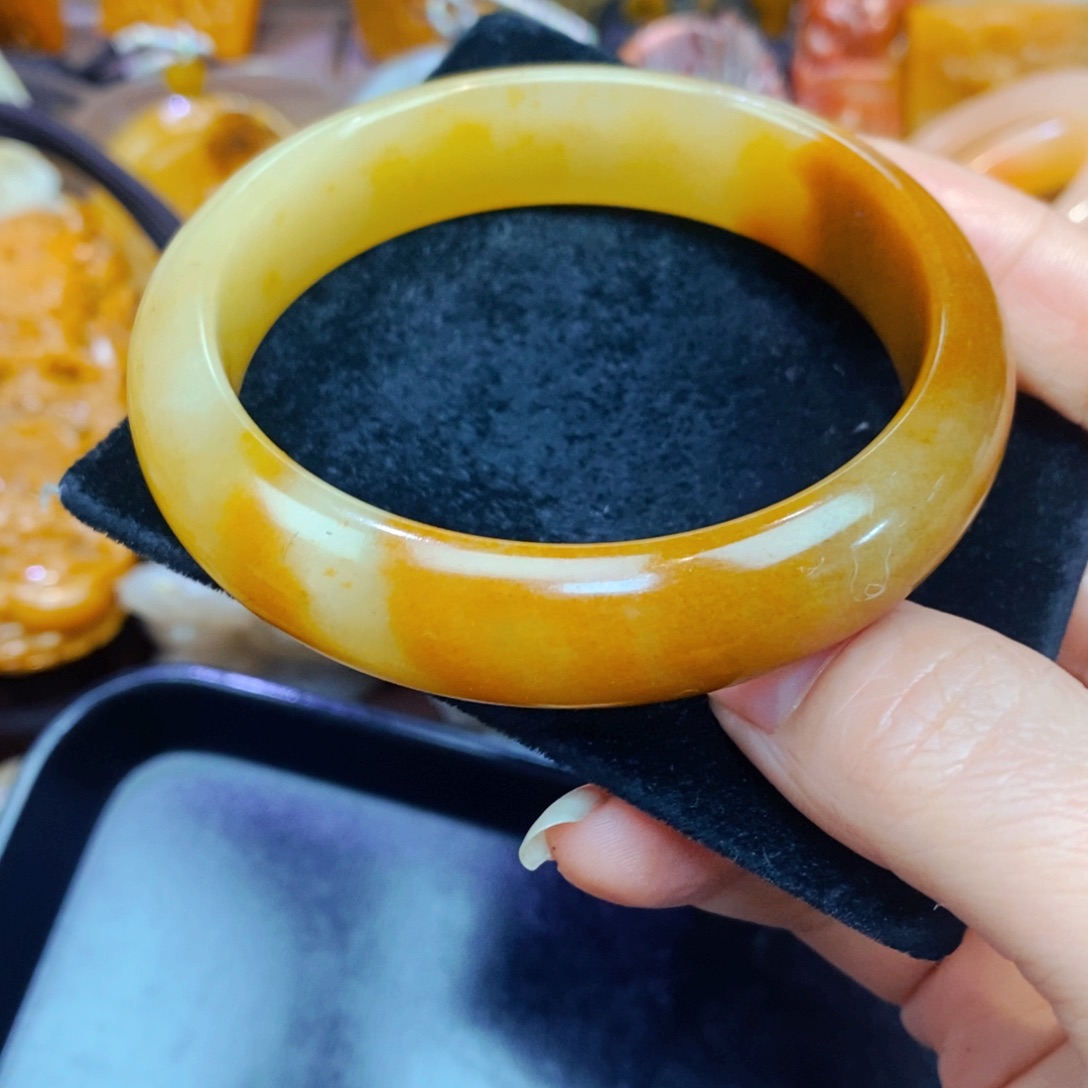 未镶嵌石英质玉（黄龙玉）手链