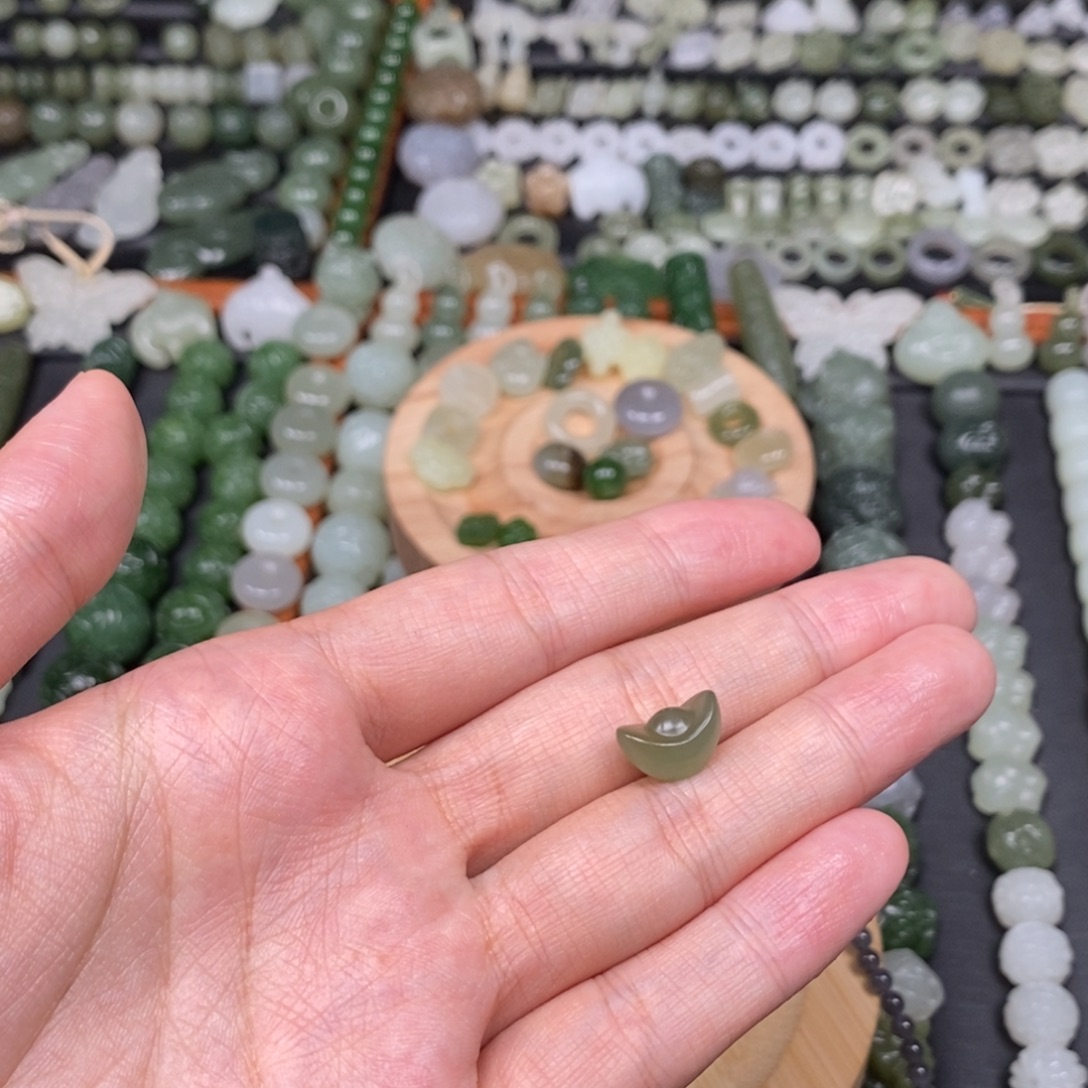张***儿颈饰未镶嵌和田玉