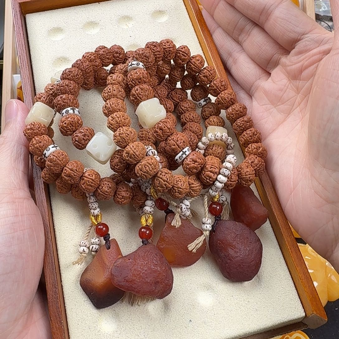 菩提未镶嵌吊坠蜜蜡原石多样性发其一
