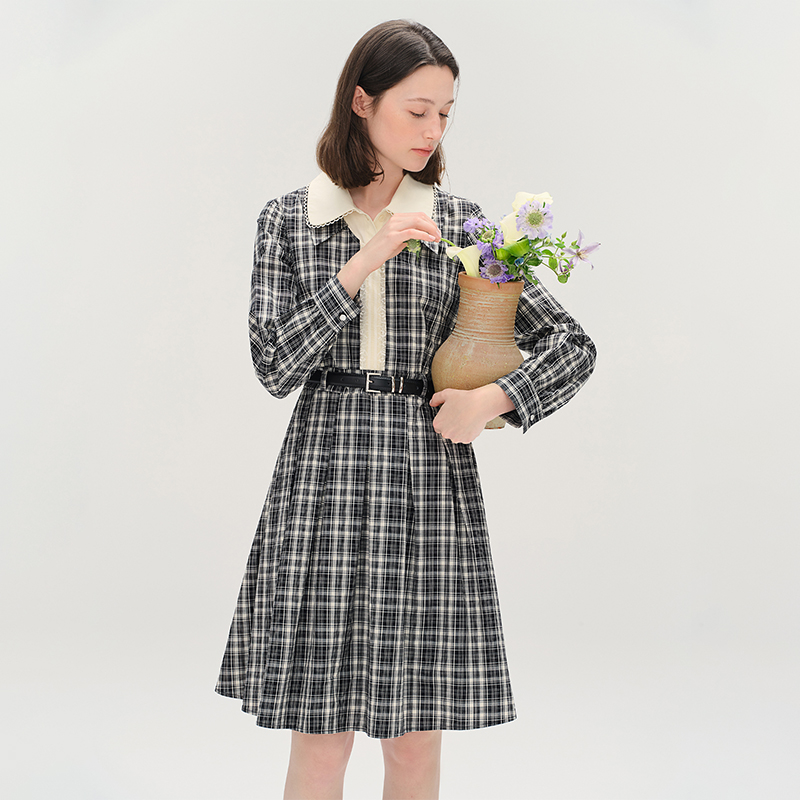 大码女装琥珀琉璃【格调布蕾】蕾丝娃娃领格纹连衣裙25DS83237
