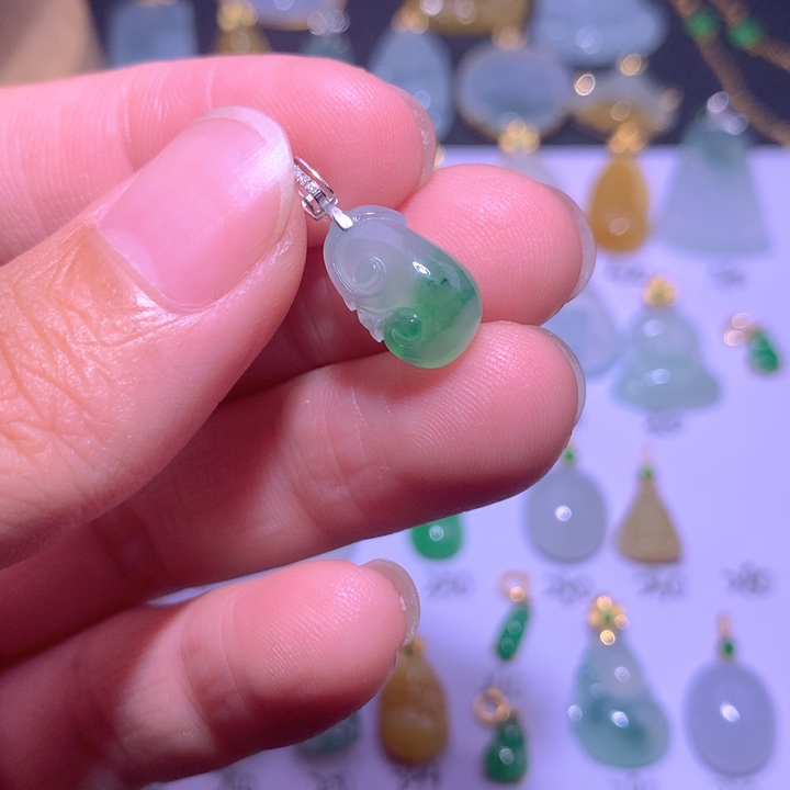 颈饰18K金镶嵌翡翠小**头翡翠