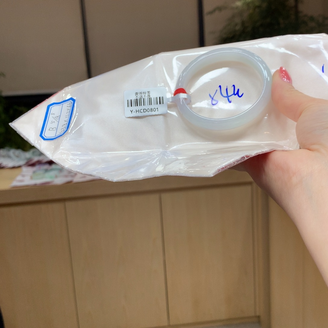 翡翠手镯未镶嵌不退不换