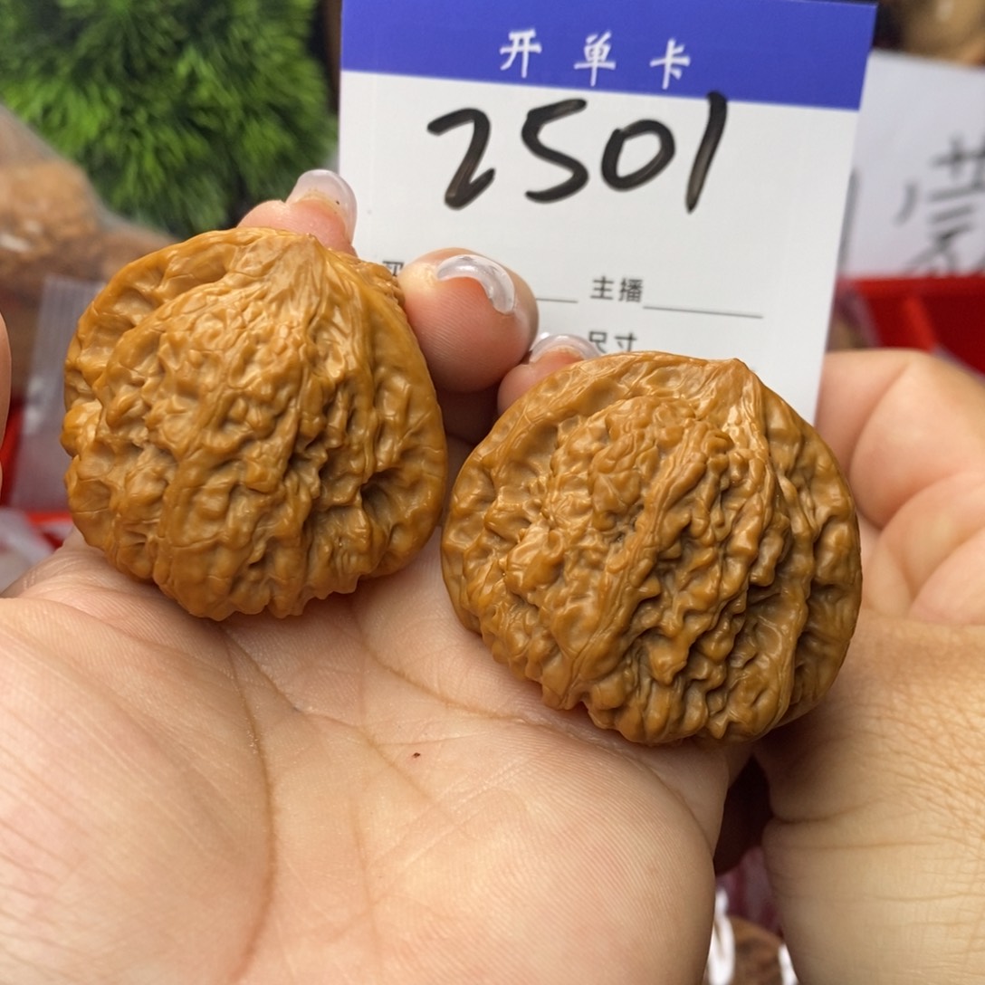 文玩核桃吊坠平谷奥迪。边44。全品。丹