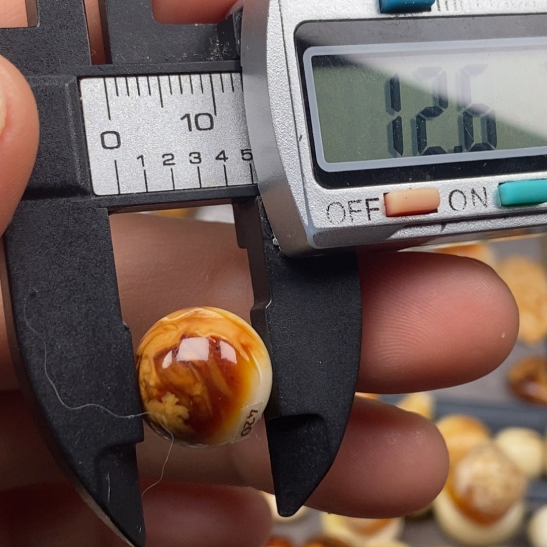 裸石琥珀未镶嵌圆珠