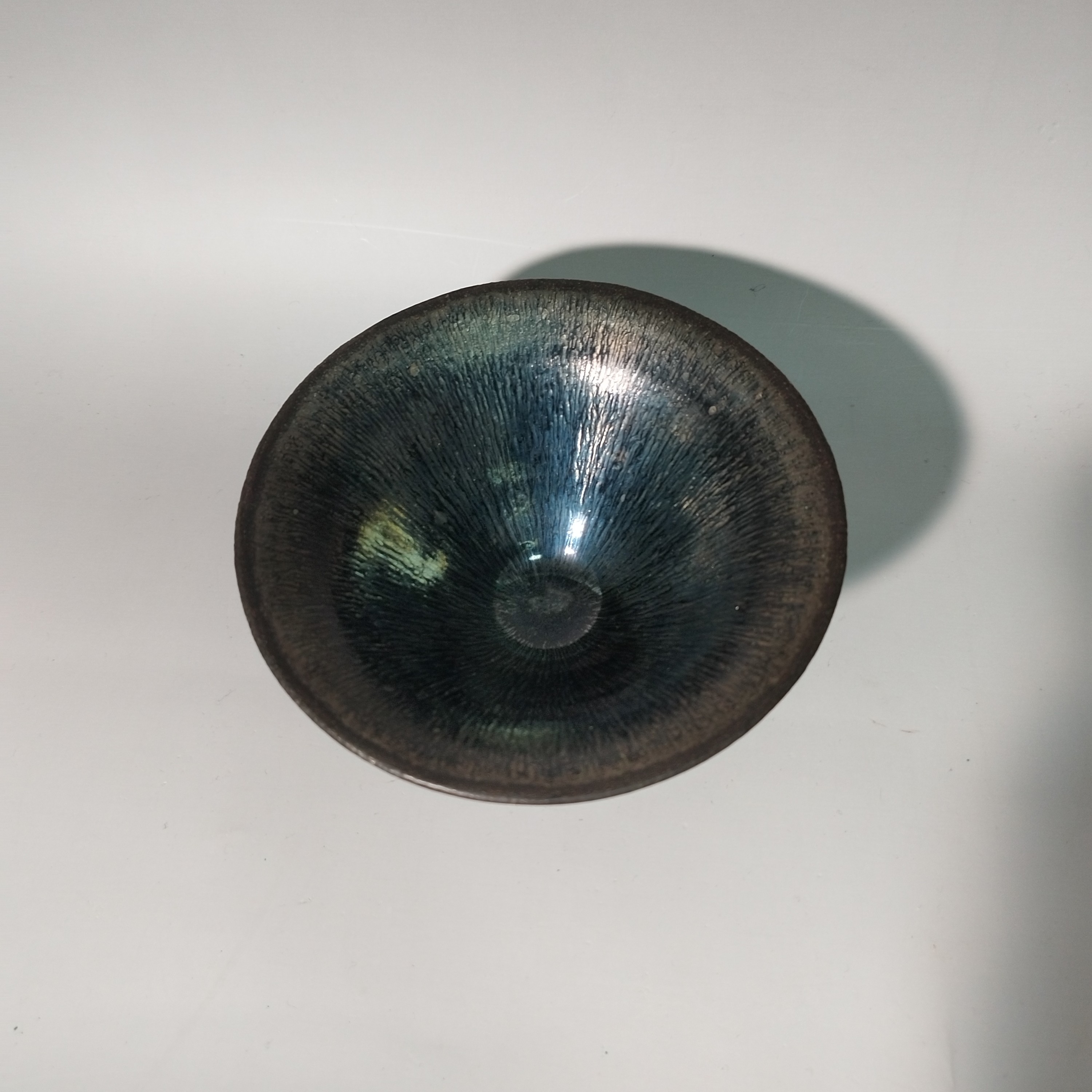 建窑银毫盏，全品，柴烧，斗笠型制，釉面肥润，铁胎小圈足。