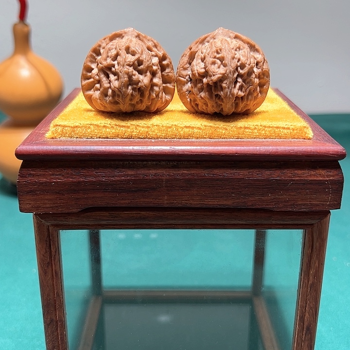 文玩核桃把件不**尘梨木台39+。不惹红尘