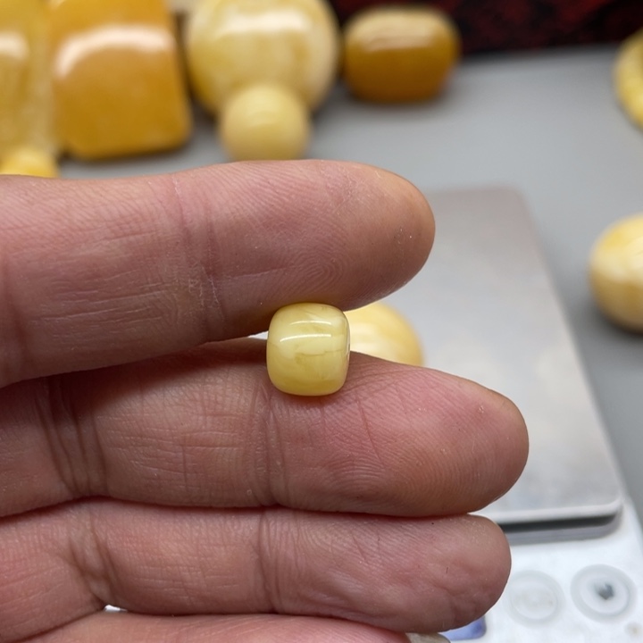 琥珀裸石未镶嵌蜜蜡圆珠