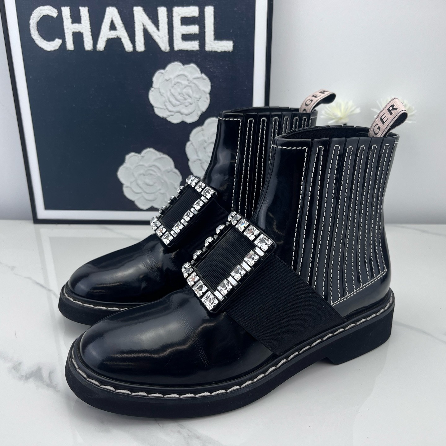 99新 Roger Vivier/罗杰·维威耶 黑色钻扣短靴 36.5码/jm02264