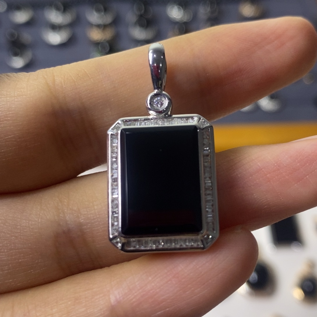 颈饰18K金镶嵌翡翠无事牌吊坠