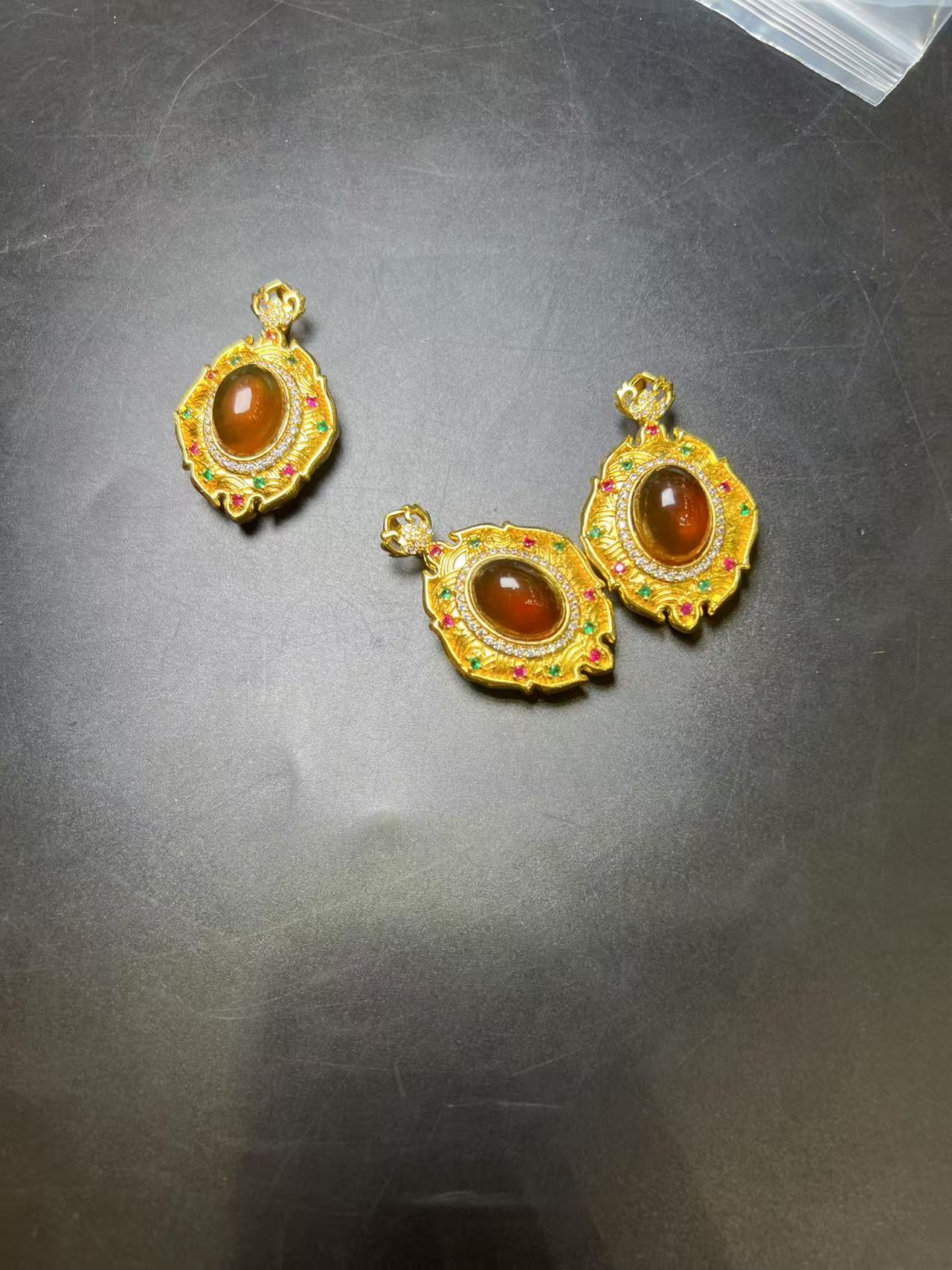 天然琥珀蛋面吊坠   多样性发货发一件 ws/05