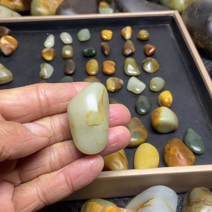 奋***春和田玉（糖玉）未镶嵌珠宝奇石