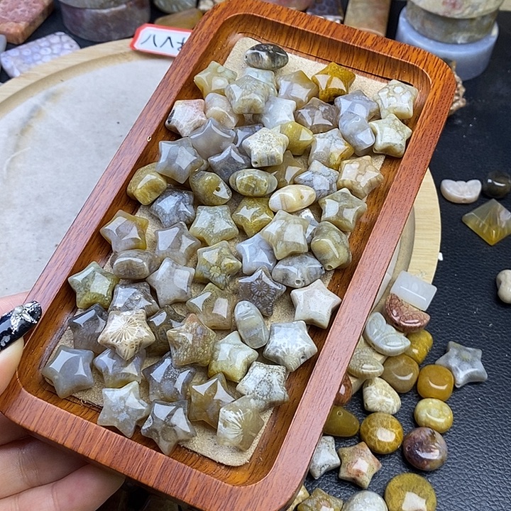 当***袭针钠钙石（海纹石）未镶嵌颈饰