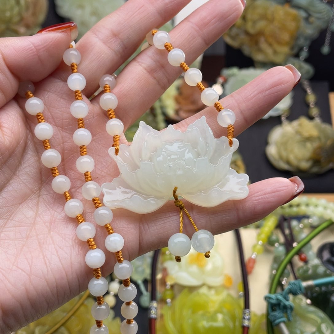 蛇纹石玉颈饰未镶嵌