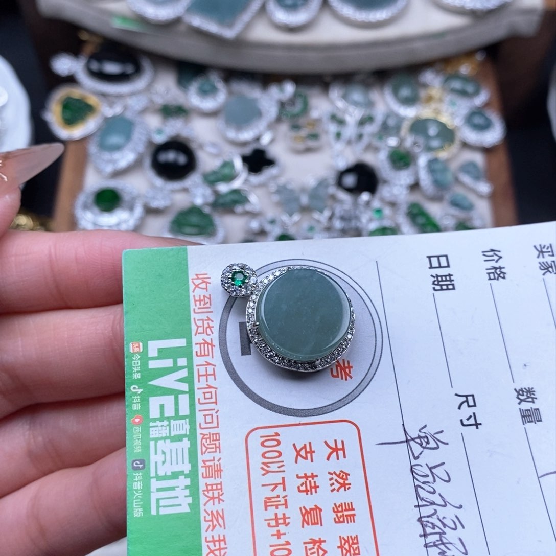 翡翠颈饰未镶嵌翡翠