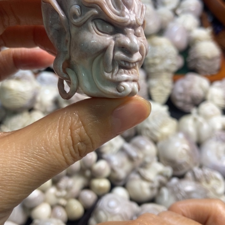 配饰鹿角雕刻一个出