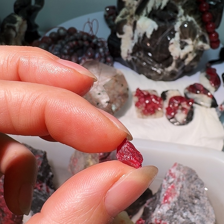 小***子天然辰砂天然朱砂原矿石单晶0.6克