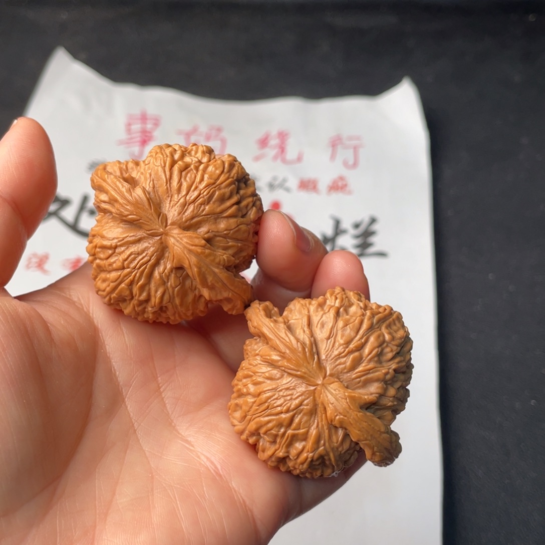 红***酒把件文玩核桃027。47白狮子